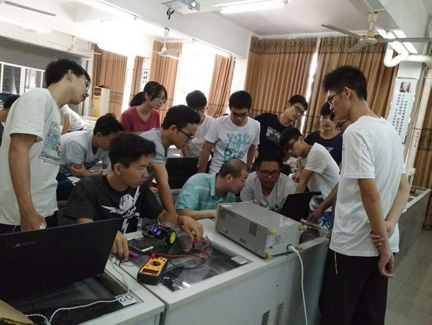 指导学生.jpg