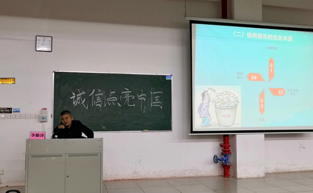 李勤涛作报告_副本.jpg