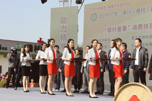2、礼仪志愿者为颁奖嘉宾递送证书.jpg