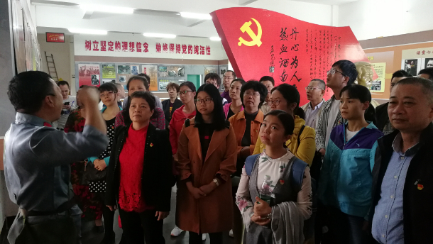 参观黄学增故乡讲解.jpg