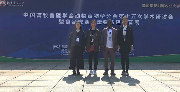 1我校参会师生合影.jpg